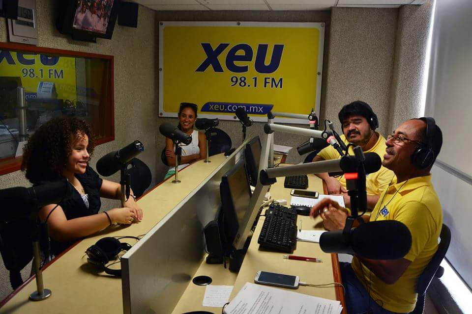 Nicolegattigar's tweet photo. Saludos a todos 👐 y muchas gracias al @xeuradio @pacomoralesc 😘 por la entrevista 🎤📻🎧 http://t.co/QEWfkDfUtL
