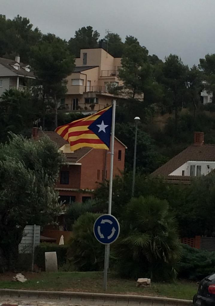 ERC_Corbera's tweet photo. Des de el 19 de juliol onejant al nostre poble! #Corbera #estelada #novacorbera http://t.co/J2b26aCCsy