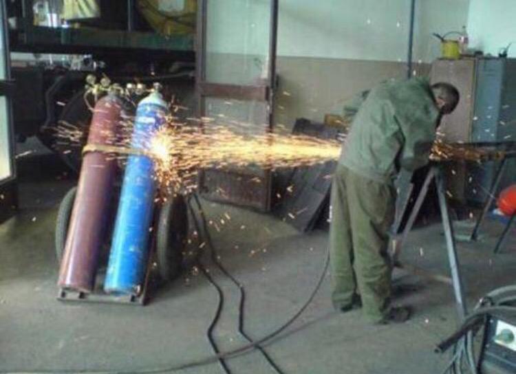 DailyWorkProbs's tweet image. I'm scared for this guy.. #Dailyworkproblems