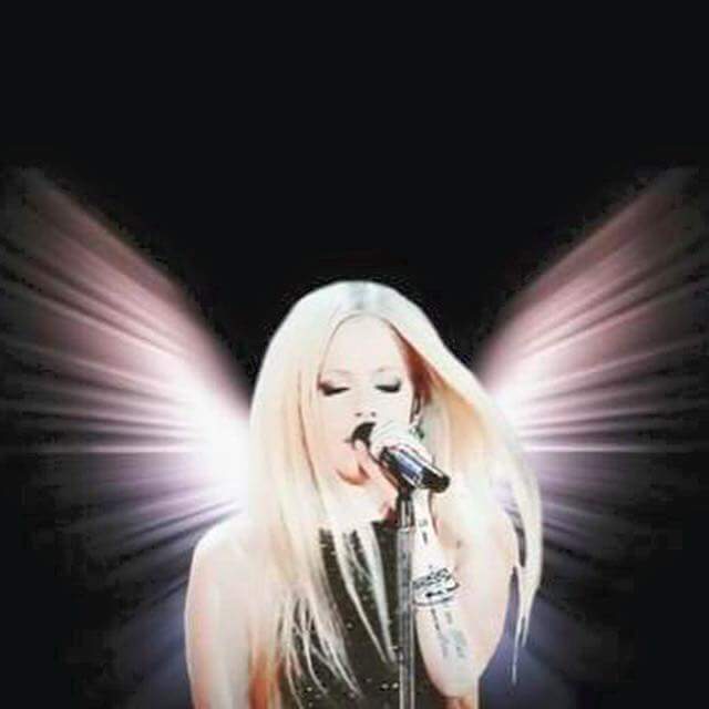 GER_LBS_ROCKS's tweet photo. Omg β€ share with me π #FlyWeek #GetFlyOniTunes @AvrilLavigne http://t.co/ESL8dGCZG1