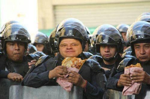 apretondenalgas's tweet image. #TrabajosParaElPiojo de granadero con su torta, el verde si cumple