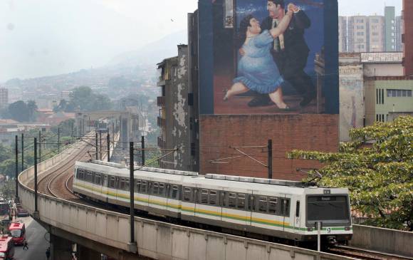 Manoloparis_'s tweet photo. Soñar no cuesta nada,como me gustaría ver esta foto del metro elevado pero en Btá.Bien por Medellin @EnriquePenalosa http://t.co/gdMeRLOM6a