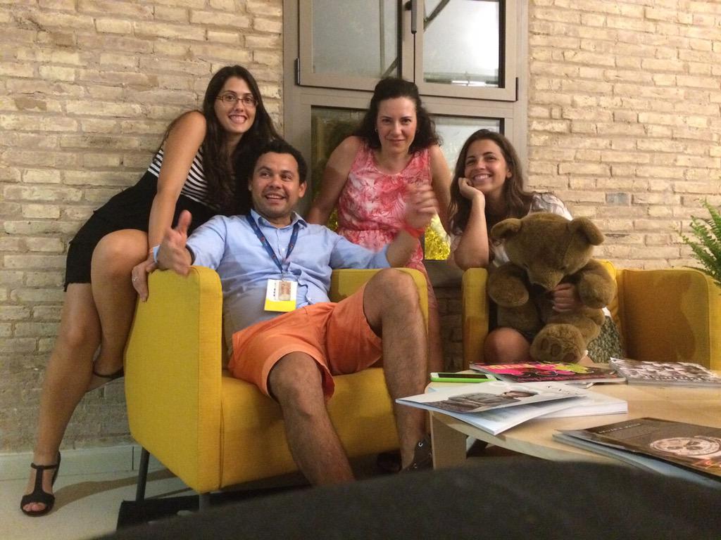 LasNavesCOLLAB's tweet photo. La visita del proyecto @b_vlc @Naerin13 @criscasvlc y @SandyYsol generando impacto social encantados #TrabajoSocial http://t.co/w7tDPYGvj2