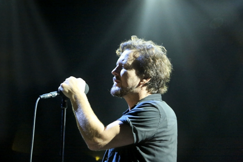 PearlJam's tweet photo. "Somewhere there's a siren singing a song only he hears." #PearlJam #Backspacer http://t.co/xO1WkyClwx