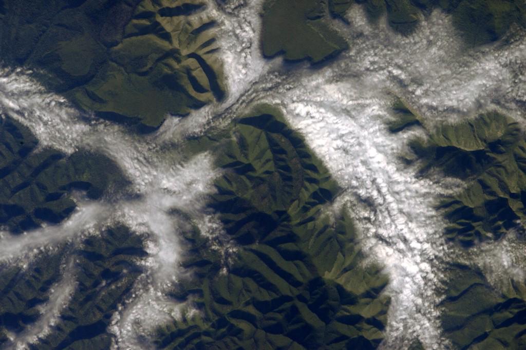 StationCDRKelly's tweet image. #EarthArt Clouds adrift an emerald valley in #China create cool contrast from 250 miles above. #YearInSpace