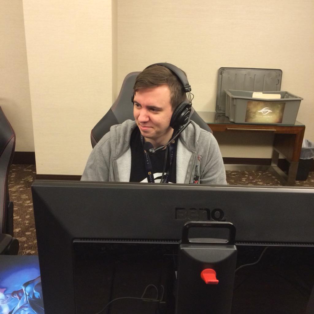 CLBz30IUAAIxpc-.jpg:large