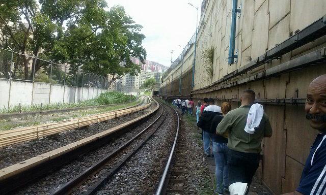 rupilions's tweet photo. Tremenda esperanza el metracaminar se keda accidentado bagon desde mamera caminar hasta ruipineda ver fotos http://t.co/5GBlZSY2Uy