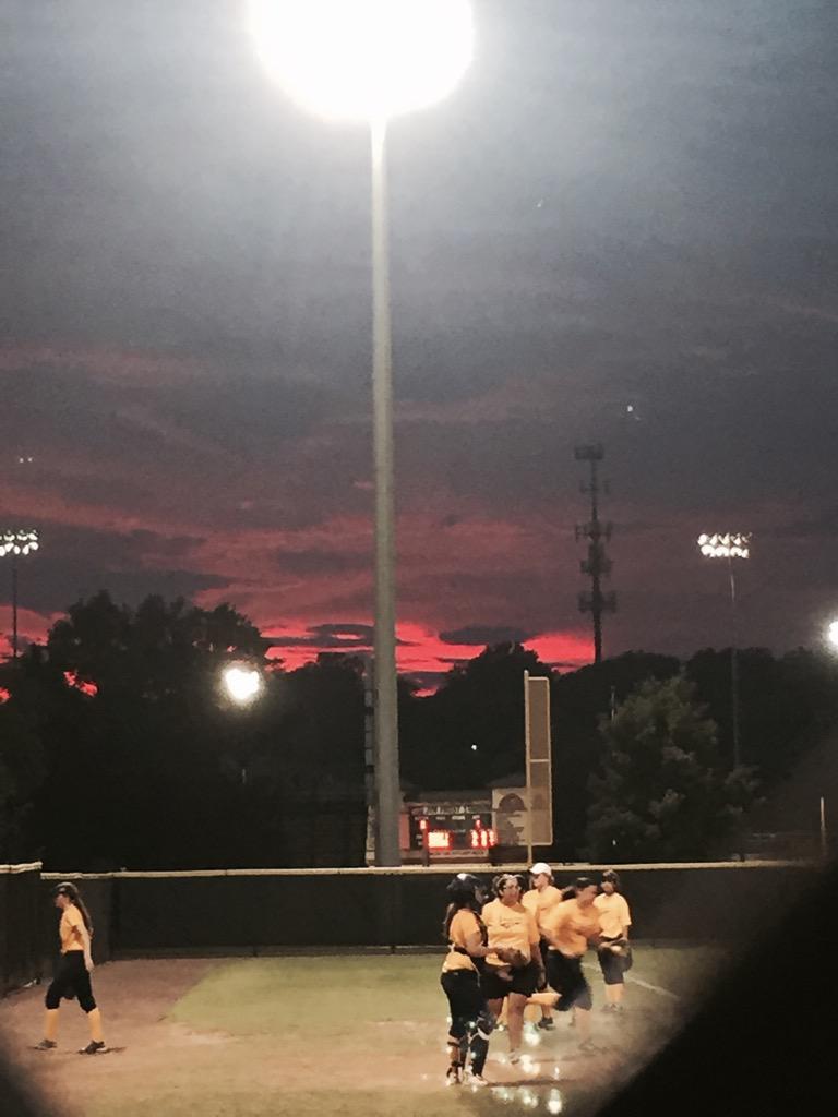 martinaharris03's tweet photo. #ASA16U2015 @taylor_shenese @sydneydenese #nightview #sunsetsoftball @CoachJenSewell @CLP_Tezzy http://t.co/UOjt1cm1oH