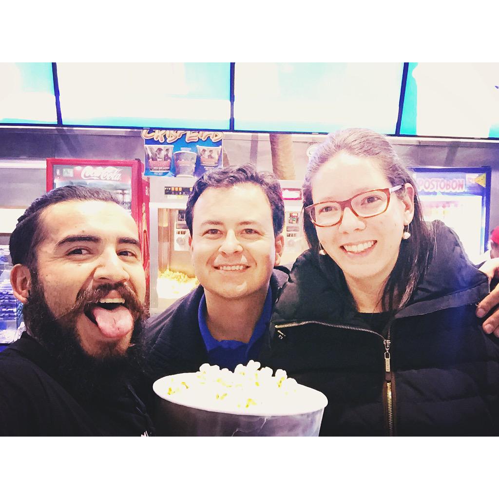 LucasElMostacho's tweet photo. Los convencí a que compraran un MostachoCombo 😂 #AcineConMini http://t.co/IlZWFEVKaB