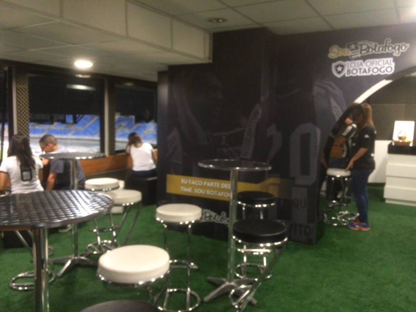 loja_botafogo's tweet photo. Camarote da #LojaOficialBotafogo aqui no Niltão! Aproveite a promoção do DIA DOS PAIS e aguarde as outras! http://t.co/wJ0ObriqQL