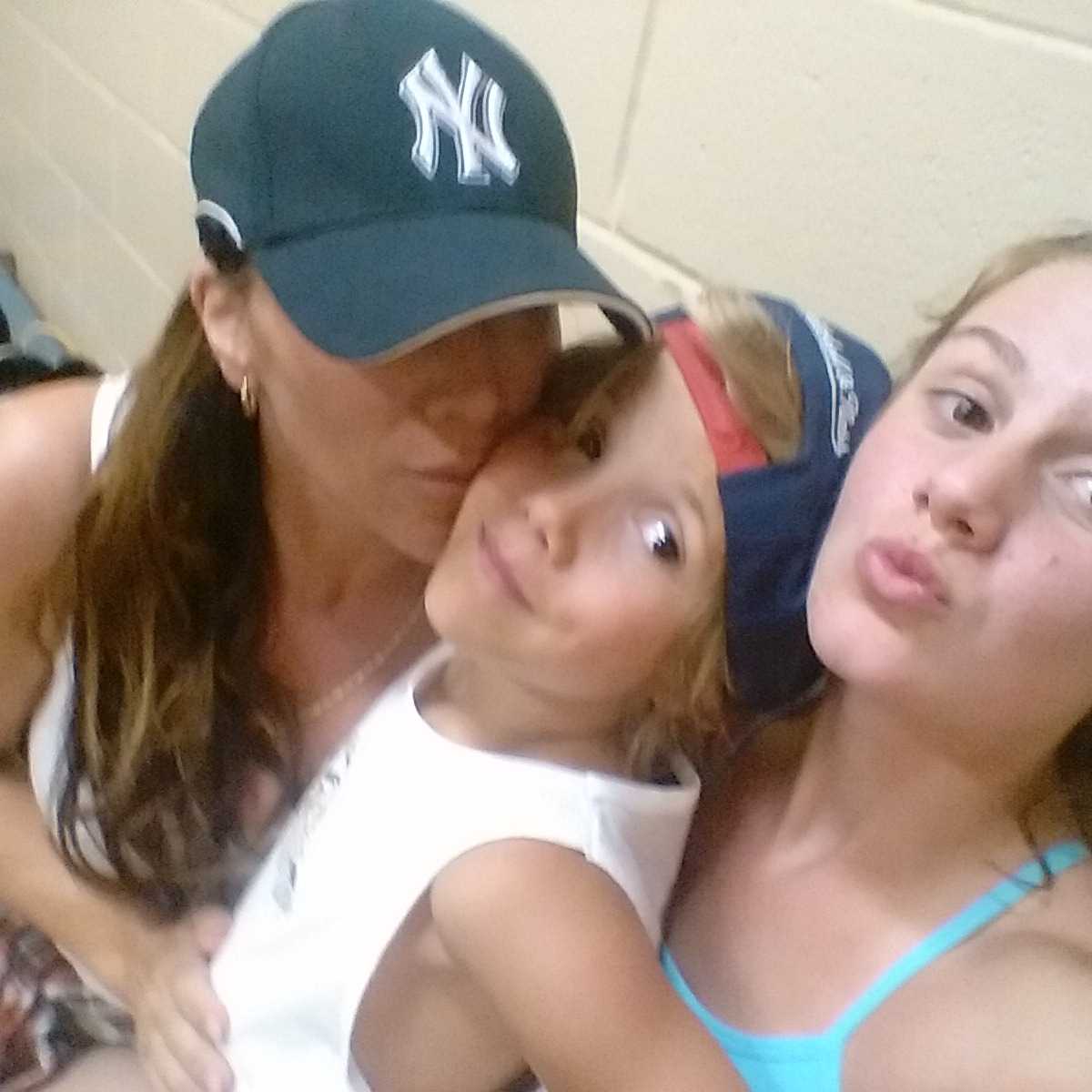 ChantalHopson's tweet photo. #newyorkstateofmind #summerlove #rinkrats #figureskating #hockey #livingthedream #lovemykids http://t.co/8tpwRcaOqj