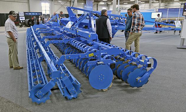CDNag's tweet photo. Video: Check out Lemken's 52-foor Heliodor http://t.co/qniOqhdcd4 #CFPS15 #cdnag #westcdnag #ontag http://t.co/0MnsJ5NrCp