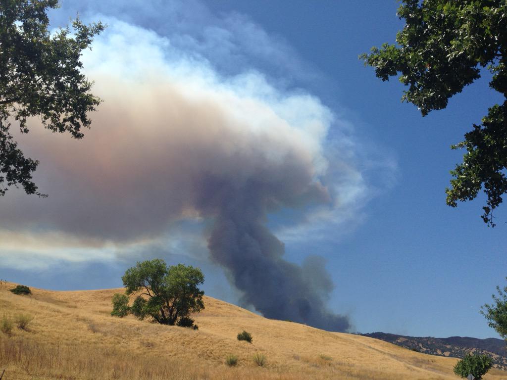 #WraggFire this view is from Pleasants valley road 2:32 PM