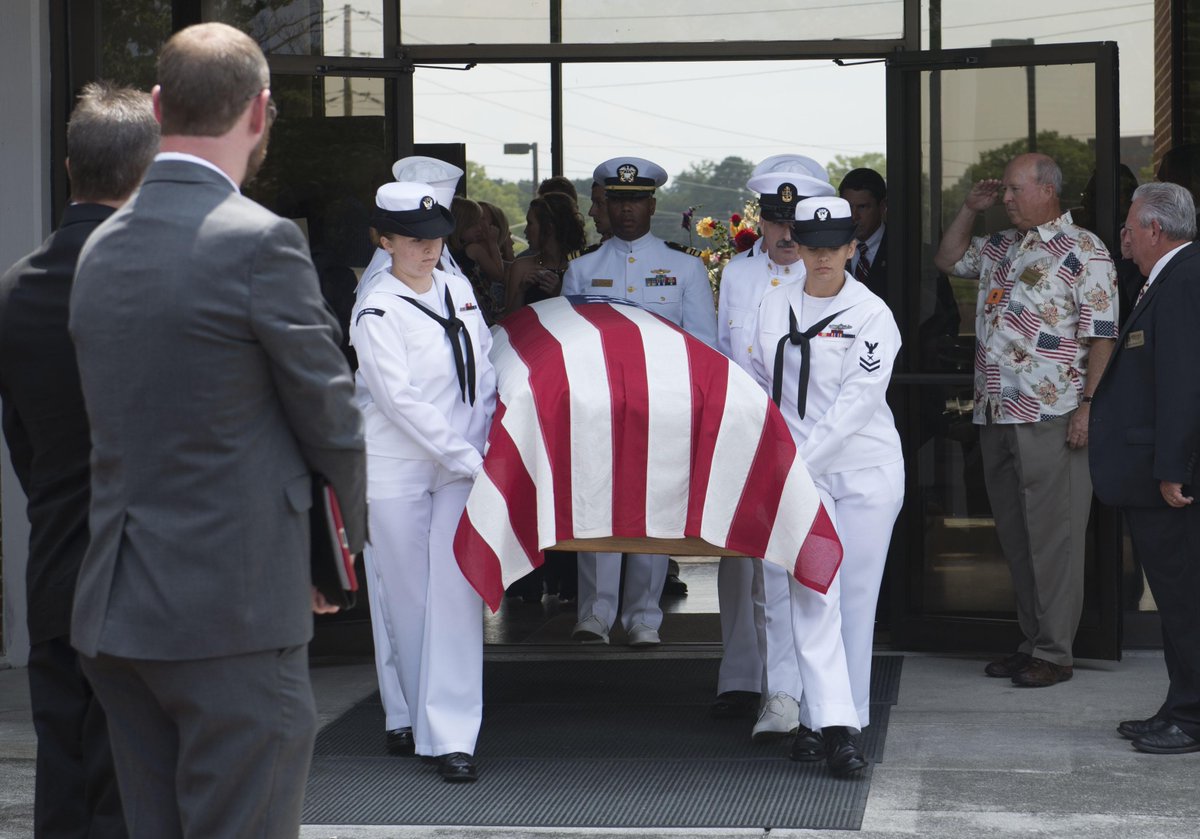 USNavy's tweet photo. As LS2 Randall Smith is laid to rest, we #HonorTheFallen in #Chattanooga. Read more: http://t.co/dWPXW5qCf7 http://t.co/xT2yRXbRDv