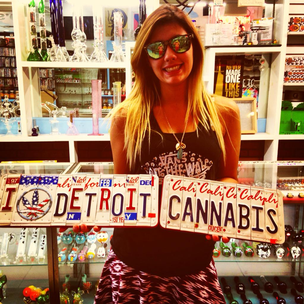 Cloud_TwentyTwo's tweet photo. Come hang with our lovely ladies every Tuesday at Cloud 22 in PONTIAC!! #cannabis #headshop #maryjane #dabs #dab #yes http://t.co/WmSi8eNUw0