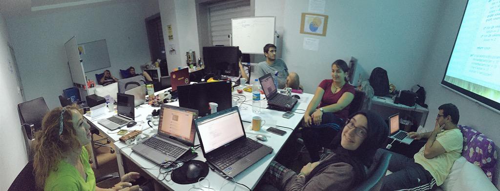 biyohackathon's tweet photo. İkinci günün gece yarısında da yıkılmadık oturuyoruz. http://t.co/G6pwb3HI64