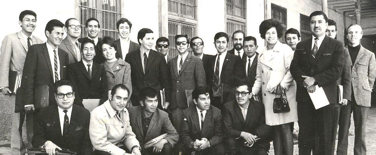 ComSocialUCBLP's tweet photo. ¿Ves alguien conocido? Te sorprenderá descubrir quiénes fueron los primeros egresados http://t.co/8yDp2ZOr93 http://t.co/cNHb4iKi2r