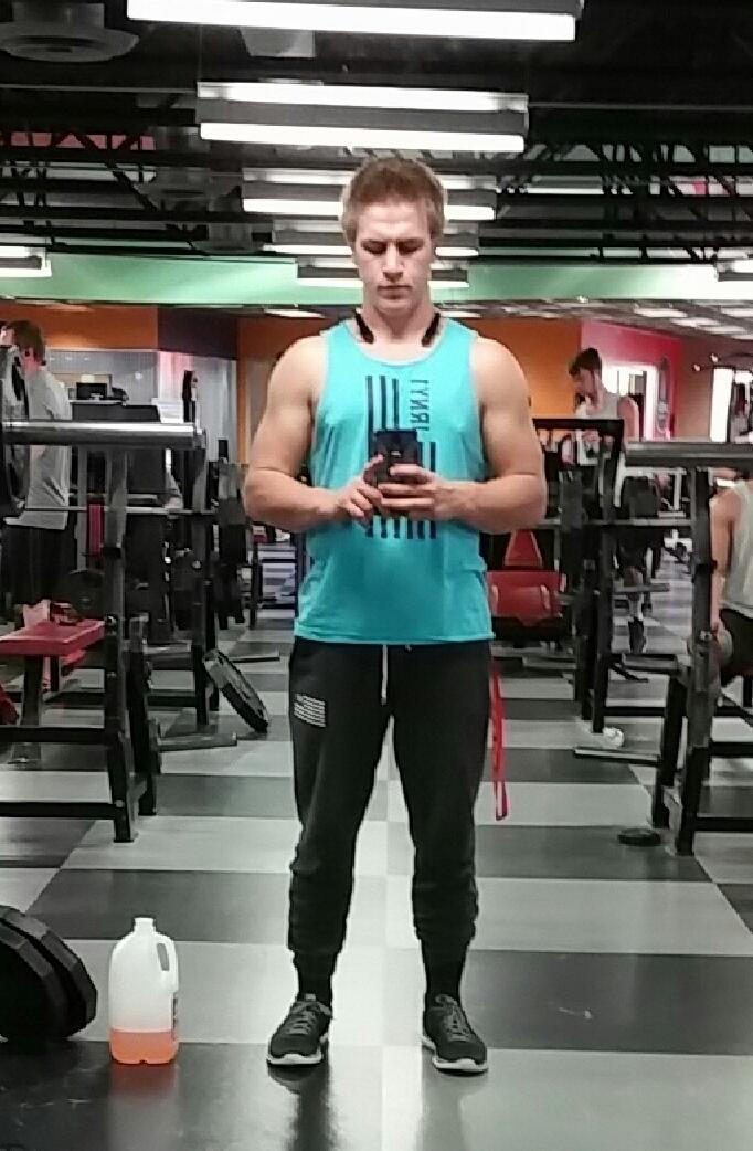 Bravewr3ster's tweet photo. Definitely feeling the size coming in. #gains #youngandfit #fitiam http://t.co/H1QYd3eKiJ