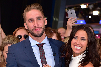 Life_and_Style's tweet photo. ICYMI: All the details on #TheBachelorette @kaitlynbristowe's STUNNING engagement ring! http://t.co/U6Ro2JTYNu http://t.co/aPys1HfBry