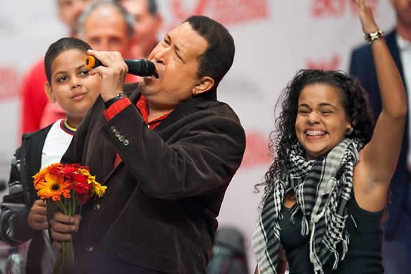 HumorVene's tweet photo. Ella no está enamorada de mi, pero le gusta como yo le doy. ♪♫

#ChavezPartyNigthClub http://t.co/eoEVWuPQI7