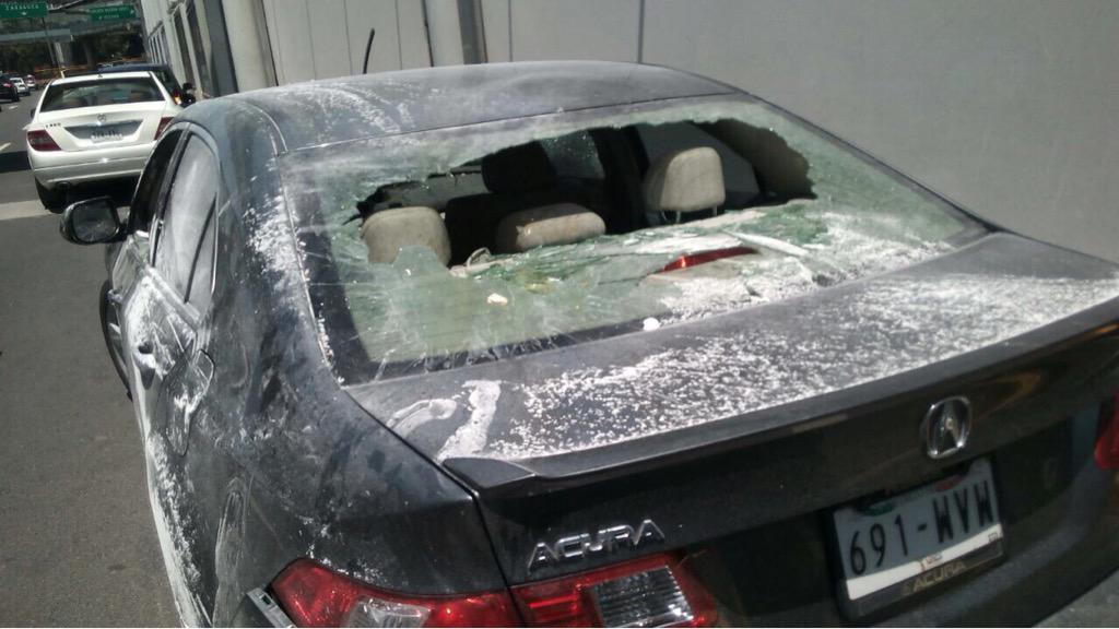 RoxPulce's tweet photo. Taxistas acaban de agredir a unidades de Uber y Cabify en la Terminal 1 del AICM #tengancuidado #cabifysequeda http://t.co/3Mqcbcx8Ng