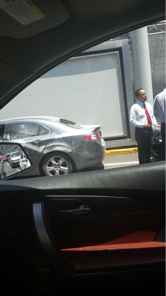 RoxPulce's tweet photo. Taxistas acaban de agredir a unidades de Uber y Cabify en la Terminal 1 del AICM #tengancuidado #cabifysequeda http://t.co/3Mqcbcx8Ng