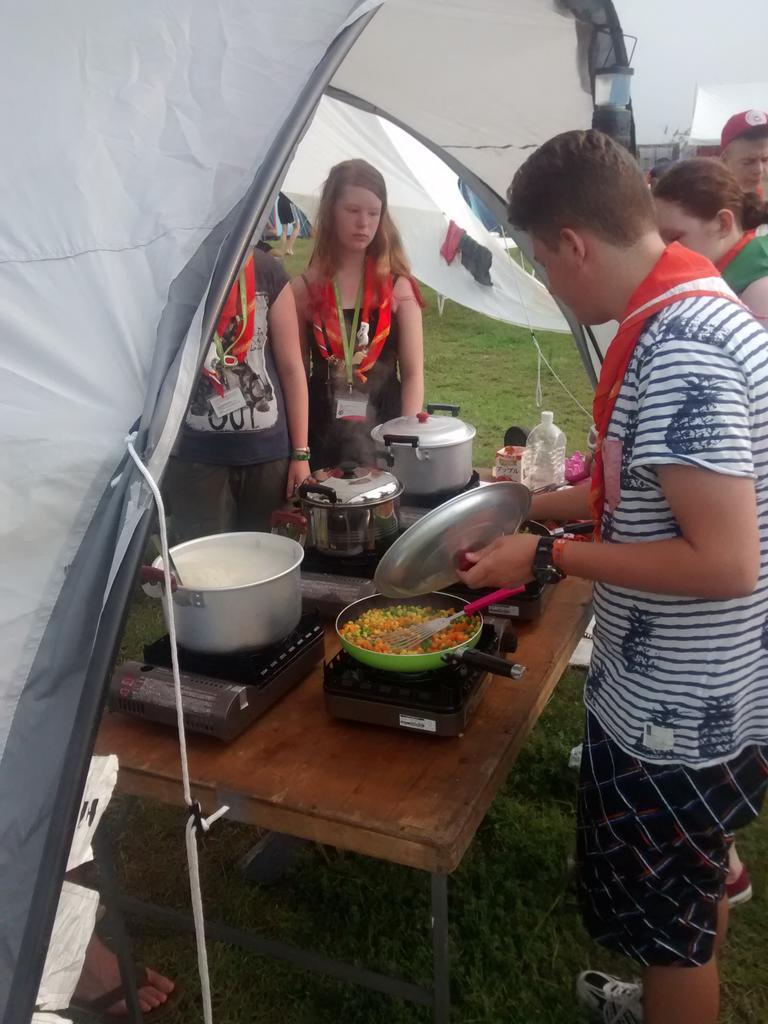 hunebedwj's tweet photo. Lekker beginnen in de ochtend. Koffie van de Japanners gekregen en de jeugd is het ontbijt aan het maken. #wj2015 http://t.co/E7EeSTbDpo