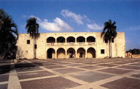 mcalzadaleon's tweet photo. Santo Domingo pinta las fachadas de los edificios de su Ciudad Colonial.http://t.co/8Q72ie4n4y http://t.co/O1SahcfkTs