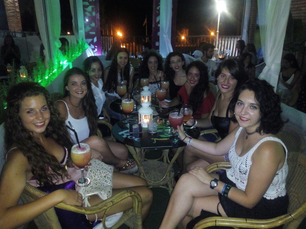 Alba_bello98's tweet photo. Martes noche con mis niñas 🎊🎉👌👏 @monicapg26 @coheme22 @nuriabur http://t.co/nEu3gehWdj