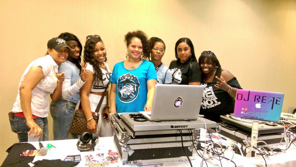 DjReRe's tweet photo. @pro_djdime @DjCaliRoyce @DJTIMEKOT @DJBellaJ @theMixMistress #femaledjs #fdmc2015 #nervedjs #fleetdjs we cute doh http://t.co/vhLA3Ig5Bn