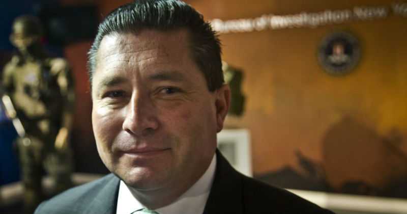RevistaSemana's tweet photo. Diego Rodríguez, el profesor colombiano que hoy dirige el FBI -->
http://t.co/YfsA3qgoFS http://t.co/kFS1Ed2e2e