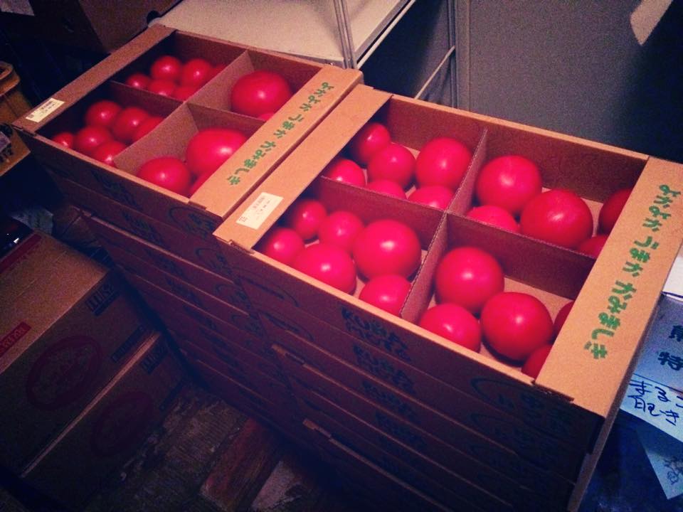 星斗農園さん(山都町)の有機栽培完熟トマトが大好評です♪
さぁ今日(7/29)も24箱入荷しましたよー^ ^
冷蔵倉庫にはトマトタワーが出来てます(*^^*)
1箱4キロ弱入ってなんと600円‼
ソースやスープ、そのまま生でガブリと