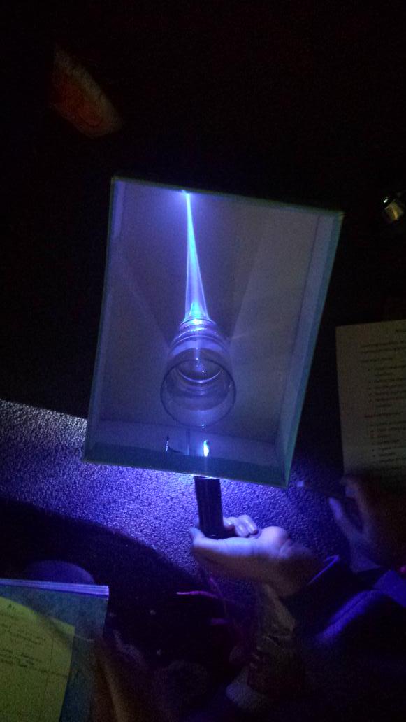 AlexisOJohnson's tweet photo. #educationweek &amp; #scienceweek @LakembaPS experimenting with light and investigating how our eyes manipulate light! http://t.co/2mhDKOp8ob