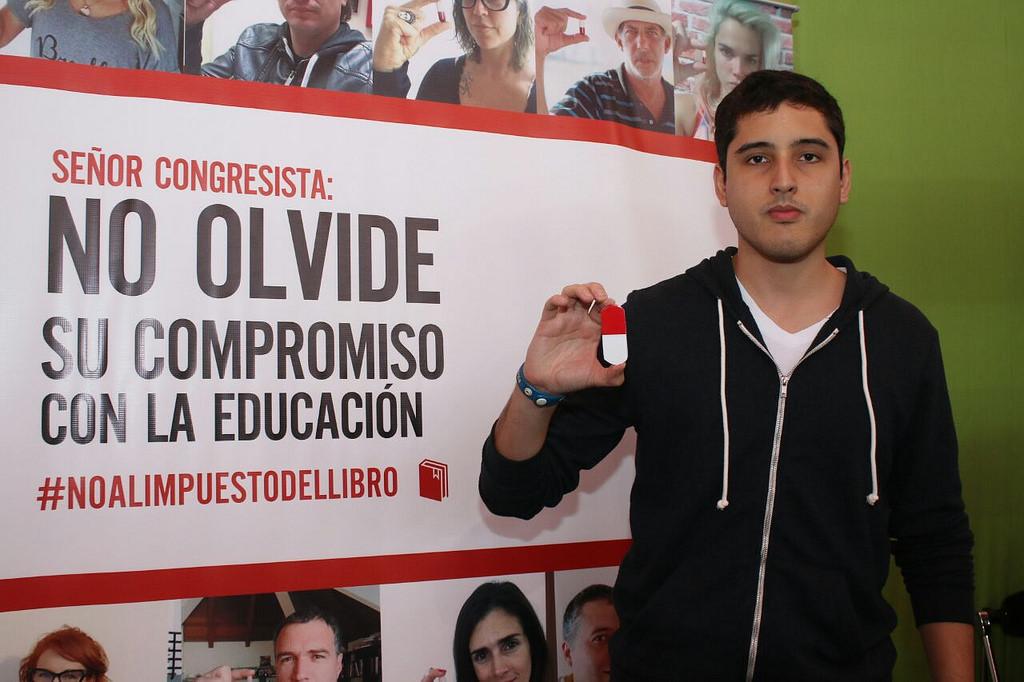 FILLima2026's tweet photo. .@CPLibro: Participa en la campaña por la renovación de la Ley del Libro #noalimpuestodellibro http://t.co/cXXIXxYb5A http://t.co/Cm6Ym5f4De