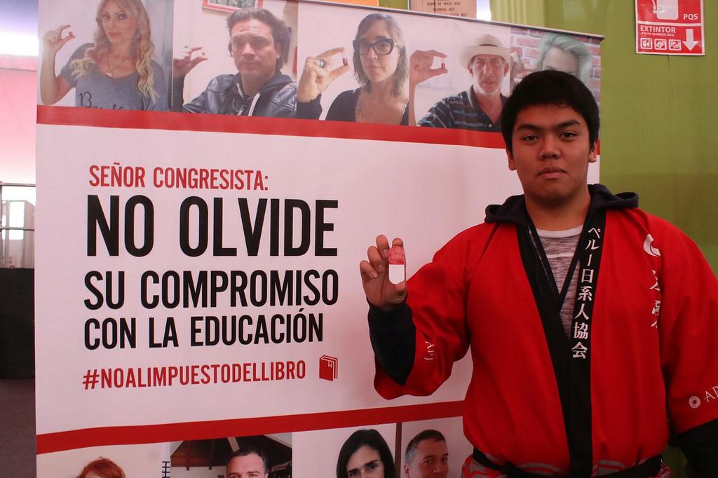 FILLima2026's tweet photo. .@CPLibro: Participa en la campaña por la renovación de la Ley del Libro #noalimpuestodellibro http://t.co/cXXIXxYb5A http://t.co/Cm6Ym5f4De