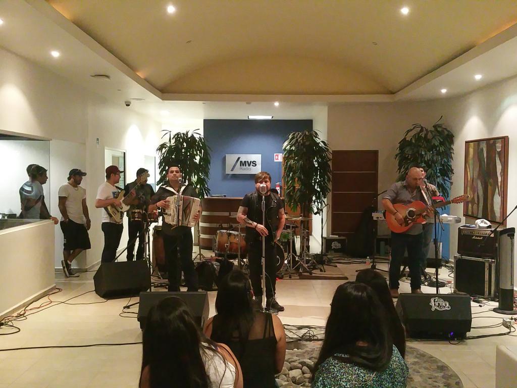 gilbertolaparka's tweet photo. Gracias @LaFirmaOficial  por estar en convivencia con @LAMEJORFMMTY http://t.co/fdAm5vCW92