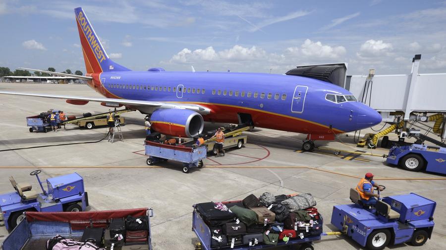 latimes's tweet photo. Southwest Airlines will keep its 'bags fly free' policy http://t.co/o8bXIPEvk7 http://t.co/6a3GZPR4qP
