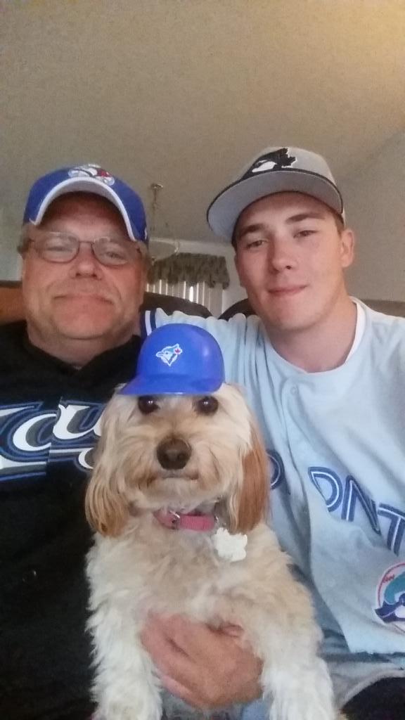 Mludtk6's tweet photo. Watching the Jays game with the crew #TDTuesday #squadgoals http://t.co/buar1N1Q2r
