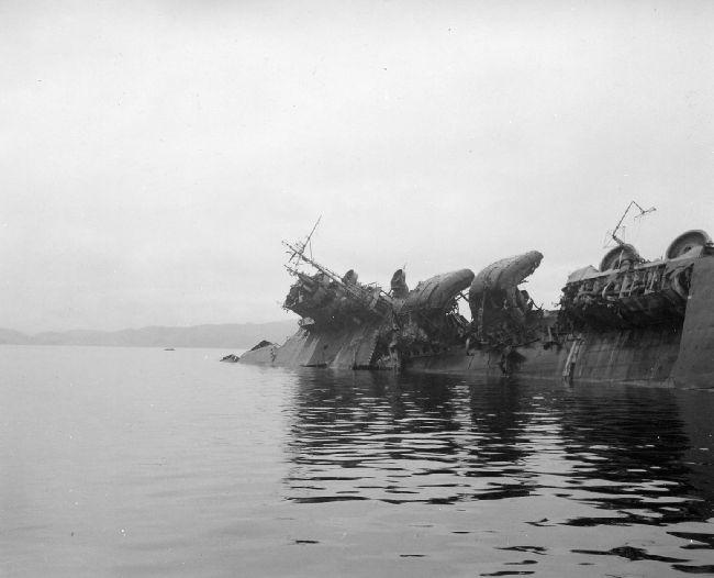 1945年7月29日10:00 空母「天城」、左舷方向へ70度横転し着底 #芙蓉録