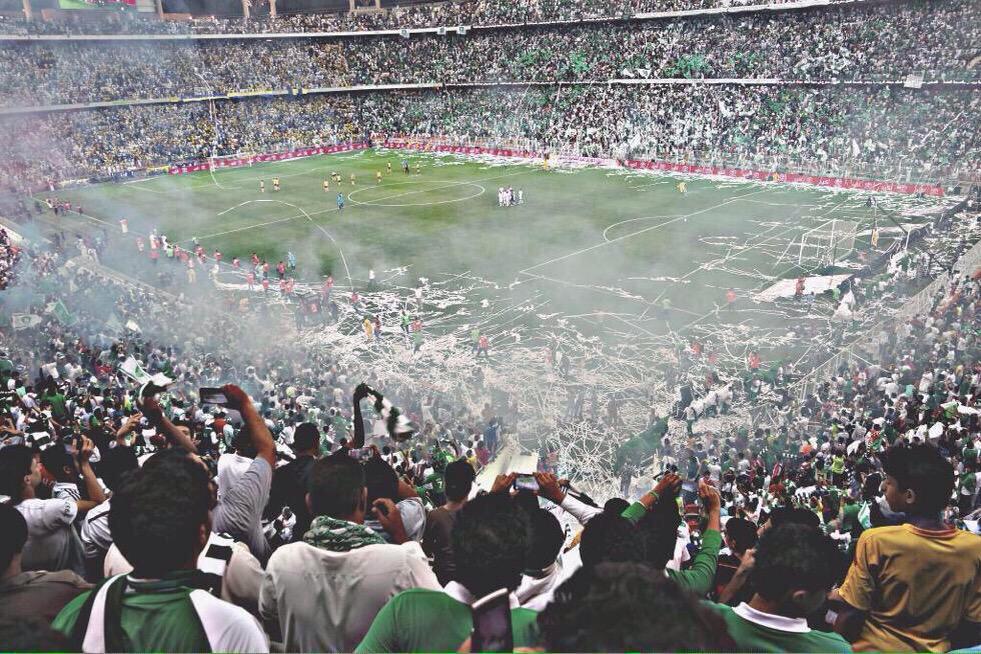 هنا بعضي وهنا كلي هنا الاهلي 

هو كلي هو ادماني ان حكيت صعب اوفيك 

كل يوم احكي عنك وكل لحظه يزيد ادماني فيك