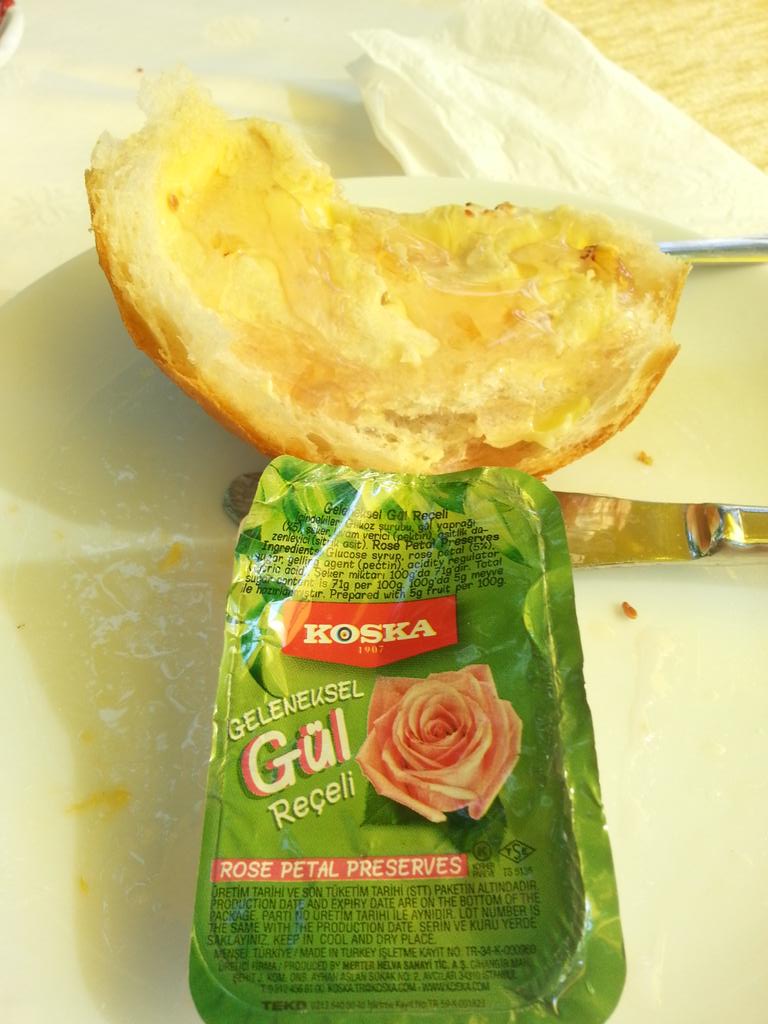 Hmm, Rosenmarmelade. Für die innere Schönheit.