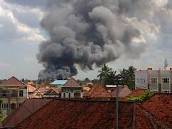 TeRuCIPalembang's tweet photo. @PalembangTweet Kebakaran Wilayah  Kertapati 4 Ulu Laut 🔥🔥🔥🔥🚒🚒🚒 @RadioElshinta @SonoraFM92 http://t.co/LHbZ9ZtjJr