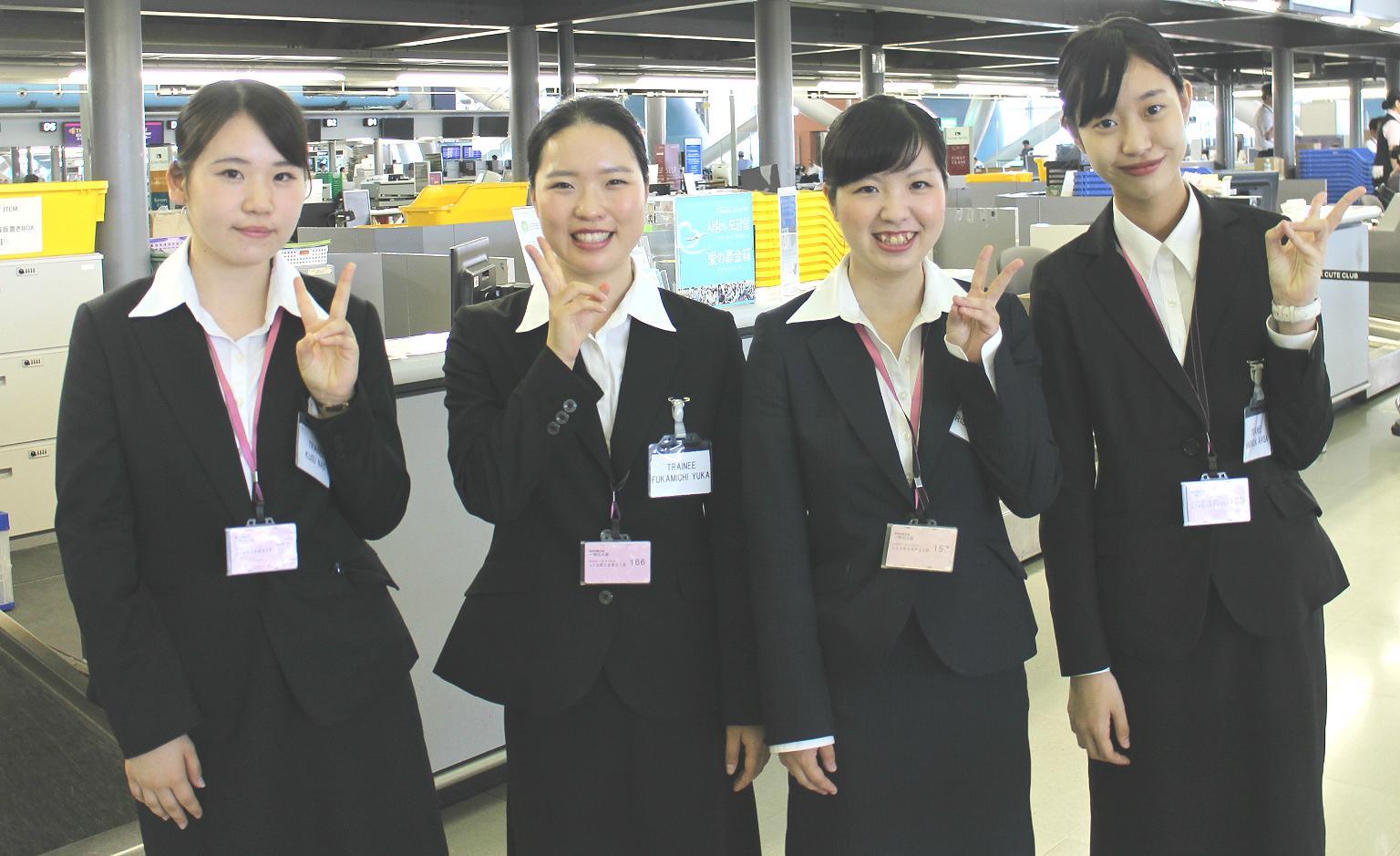 駿台観光 外語ビジネス専門学校 関西国際空港見学ツアー 見学中のターミナルでは エアライン学科と韓国語学科の学生 写真の４名が グランドスタッフインターンシップのまっさい中だよ O ガンバレ Http T Co Sr1poqxjl6