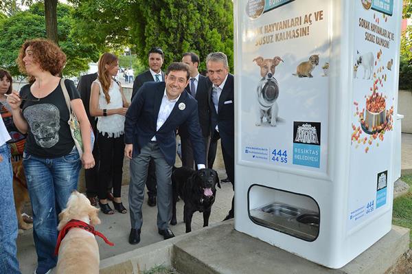 9GAG's tweet photo. These recycling machines in Istanbul leave food for homeless animals when one drops a plastic bottle in to recycle http://t.co/jaikQeQyR4