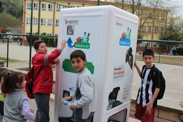 9GAG's tweet photo. These recycling machines in Istanbul leave food for homeless animals when one drops a plastic bottle in to recycle http://t.co/jaikQeQyR4
