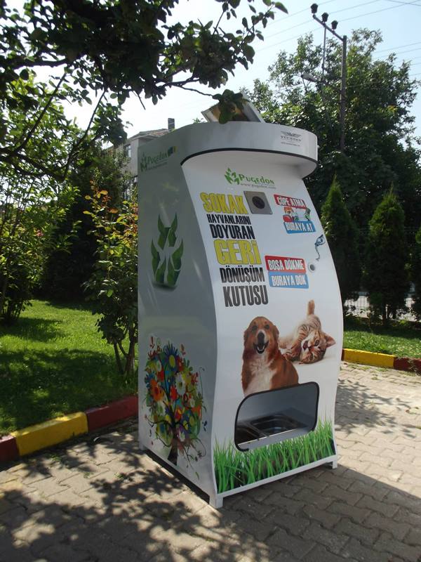 9GAG's tweet photo. These recycling machines in Istanbul leave food for homeless animals when one drops a plastic bottle in to recycle http://t.co/jaikQeQyR4