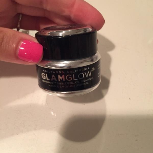 checkheroutnow's tweet photo. I love using the @GlamGlowMud face mask it feels so good but they are so expensive so it's a  https://t.co/iPnGzawtku http://t.co/cPw5jpu6Pp