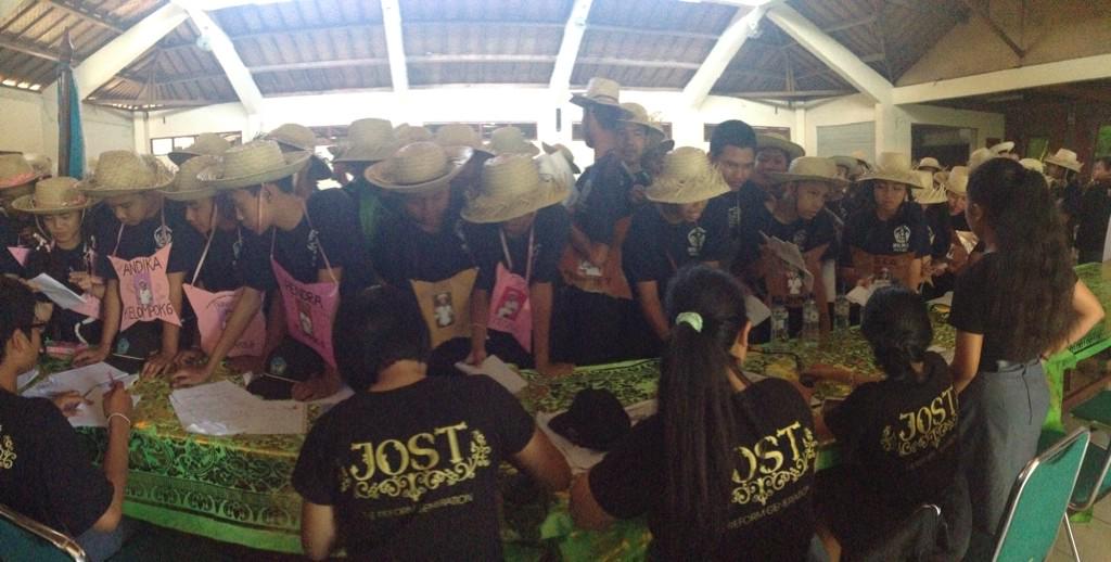 perskrias's tweet photo. suasana mos sma n 5 denpasar angkatan 42. yeay semangat adik2!✨✨ http://t.co/qqPjQ3xtHc