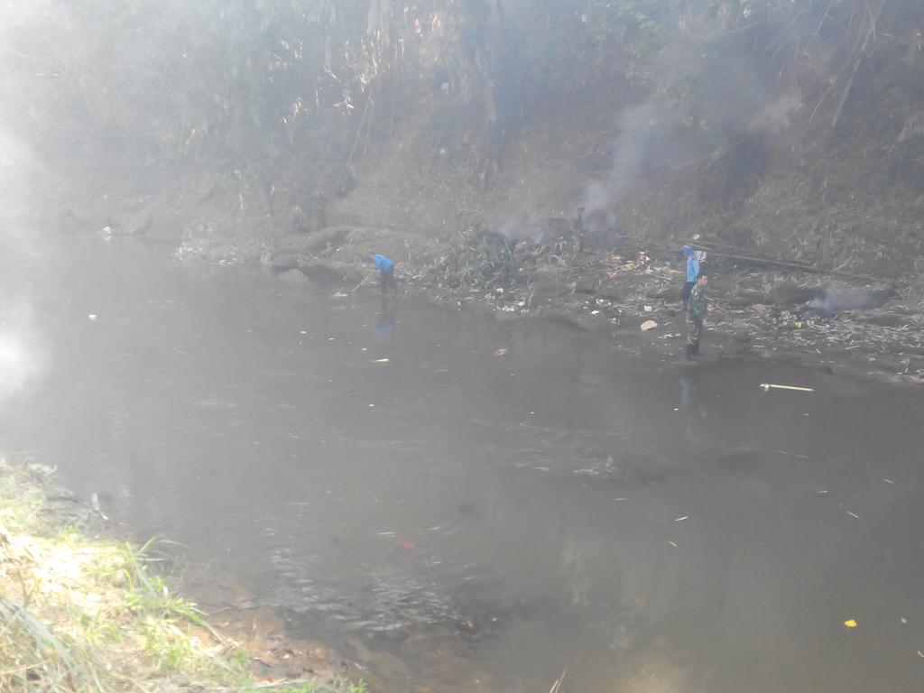 satgas_SDA's tweet photo. Bersih2 ciliwung kel pondok cina bersama jajaran kodim 0508 http://t.co/P68Qsz2sql