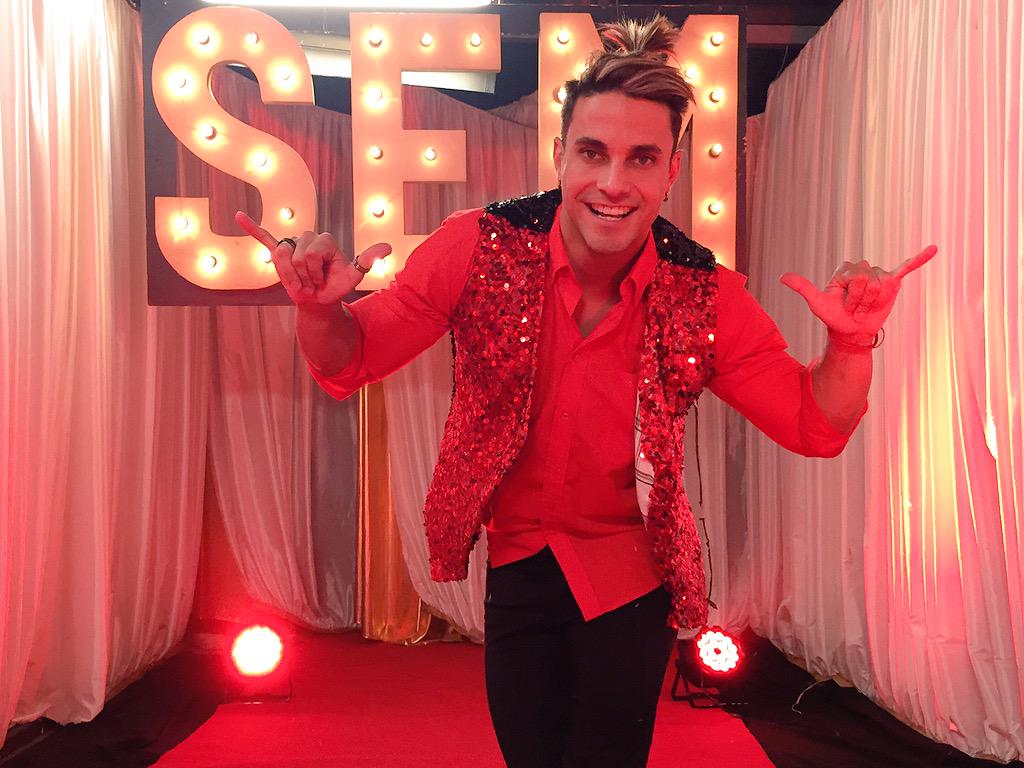 SoyElMejorEcuFc's tweet photo. En instantes @TitoGomez10 bailará por los 3Mil Retweets. ¿Se llevará la 4ta estrella? #ComoLosVIPninguno ❤️ http://t.co/cK1JN4Uzkf